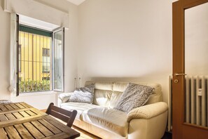 Huoneisto, 1 parisänky ja vuodesohva | Oleskelualue | 43–tuumainen äly-TV, jossa digitaalikanavat