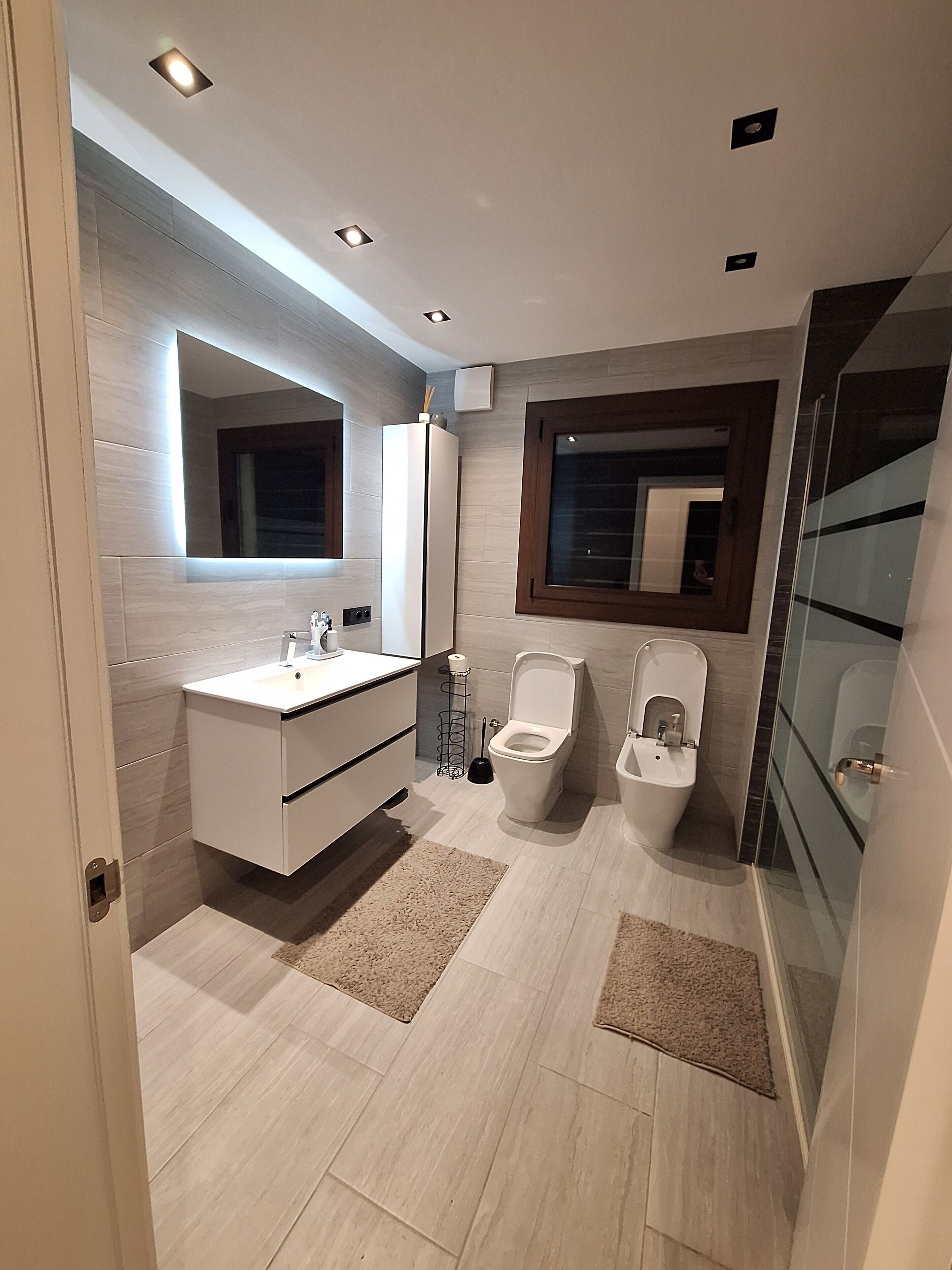 Dutxa, assecador de cabells, bidet i tovalloles 