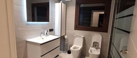 Dusche, Haartrockner, Bidet, Handtücher