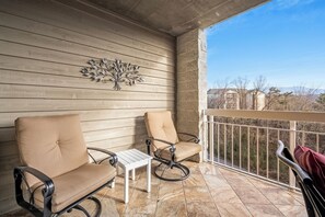 Property grounds - Whispering Pines 444| Two Bedroom | Mountain View | King Beds | Sleeps 6 (Pigeon Forge)