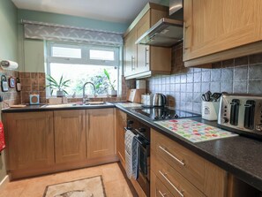 Cookware/dishes/utensils - Rosemarie Annexe (Axminster)