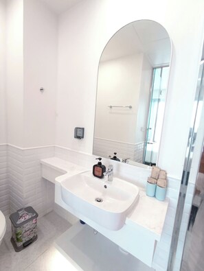 Een haardroger, een bidet, handdoeken, zeep