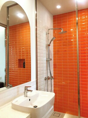 Sèche-cheveux, bidet, serviettes fournies, savon