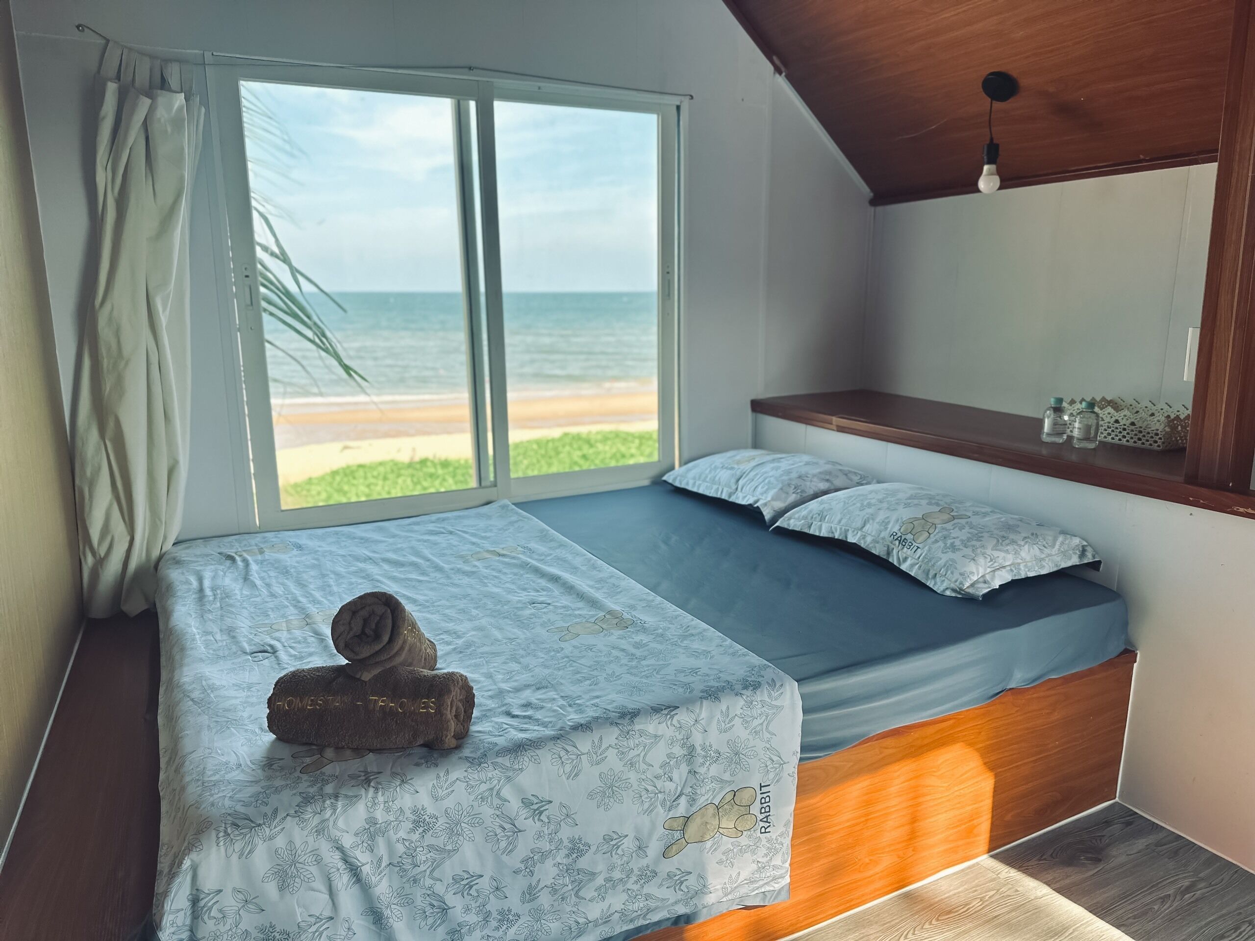 Trehytte – basic, 1 queensize-seng, strandutsikt | Strykejern/-brett, wi-fi (inkludert) og sengetøy