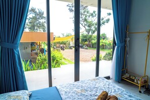 Comfort-huone, 1 keskisuuri parisänky, osittainen valtamerinäköala | Silitysrauta/-lauta, ilmainen Wi-Fi, vuodevaatteet