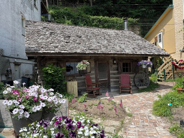 Exterior - Historic Sadie's Log Cabin (McGregor)