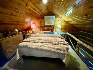 2 bedrooms, WiFi, bed sheets - Historic Sadie's Log Cabin (McGregor)