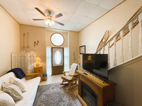 TV. Cozy Alpine Retreat in Historic Downtown