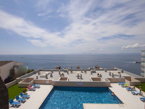 Sea-view Apartment in Roses Near Beach