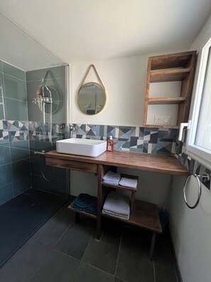 Haartrockner, Handtücher, Seife, Toilettenpapier