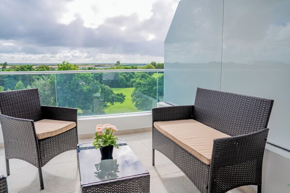 Property grounds - Awesome pool & golf view apartment in marvelous Punta Cana with balcony & Wi-Fi (Punta Cana)