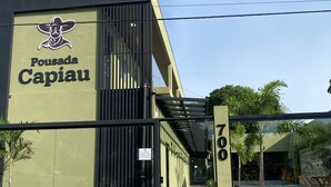 A building with a sign reading "Pousada Capiau" and a gate labeled "700". - Pousada Capiau  (Bonito)