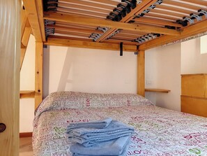 1 slaapkamer, een strijkplank/strijkijzer, beddengoed