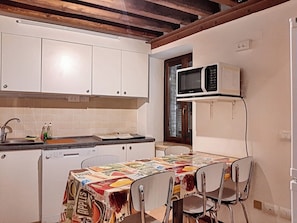 Fridge, microwave, oven, stovetop - Appartamenti Giove - Bilocale by Ospitaci (Giove)