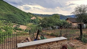 A rural landscape with a stone wall, a fenced garden, and a house with a tiled roof. - Appartamenti Giove - Trilocale by Ospitaci (Giove)