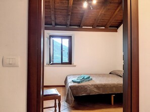 2 slaapkamers, een strijkplank/strijkijzer, beddengoed