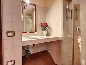 Shower, hair dryer, bidet, towels
