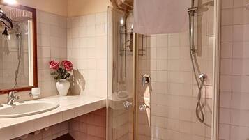 Dusch, hårtork, bidé och handdukar