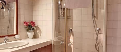 Een douche, een haardroger, een bidet, handdoeken