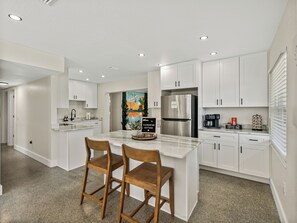 Fridge, microwave, oven, stovetop - Clementine Cottage- New Listing Special (Lakeland)