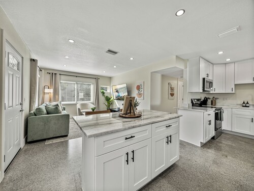 Clementine Cottage-Stylish Stay Between TPA & ORL