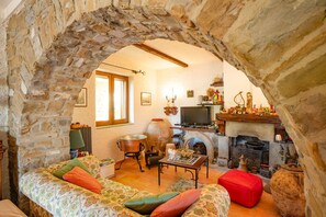 Smart TV, fireplace