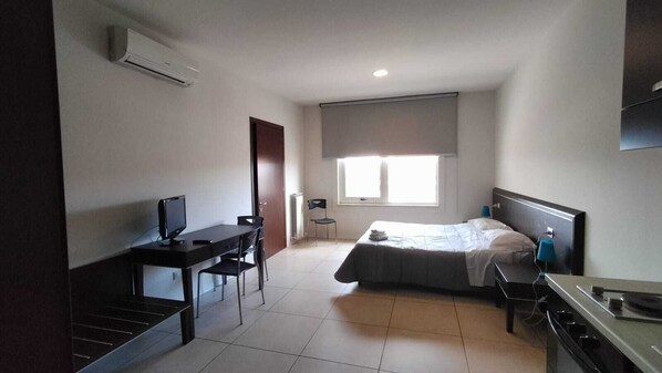 1 bedroom, bed sheets