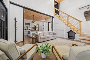 Télévision, cheminée, espaces bureaux