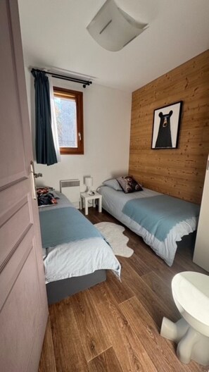 2 bedrooms, iron/ironing board, free WiFi