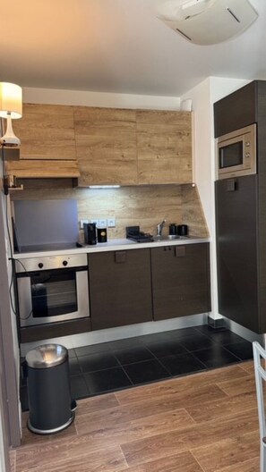 Fridge, oven, dishwasher, coffee/tea maker