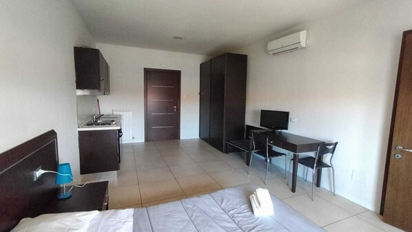 1 bedroom, bed sheets