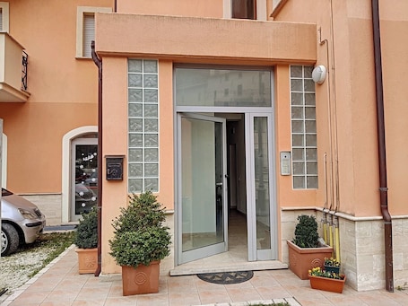Dettaglio esterni. Guest House Nocera Umbra by Ospitaci