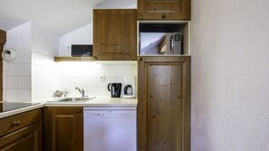 Réfrigérateur, micro-ondes, lave-vaisselle, cafetière/bouilloire