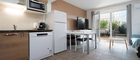 Kühlschrank, Ofen, Geschirrspüler, Wasserkocher mit Kaffee-/Teezubehör