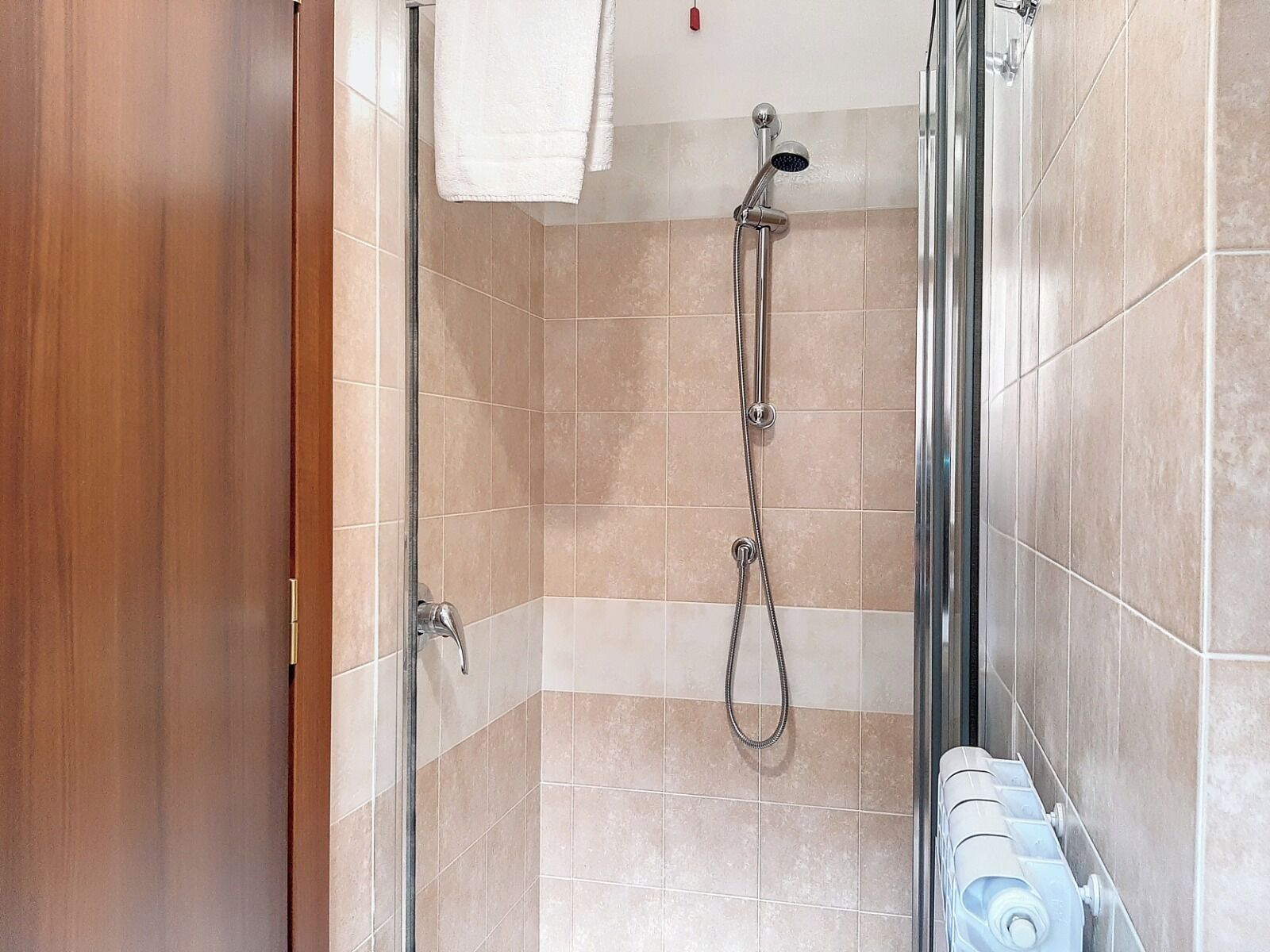 Douche, sèche-cheveux, bidet, serviettes fournies