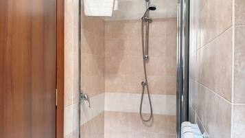 Douche, sĂšche-cheveux, bidet, serviettes fournies