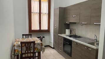 Frigorifero, forno, piano cottura, pentole/stoviglie/utensili
