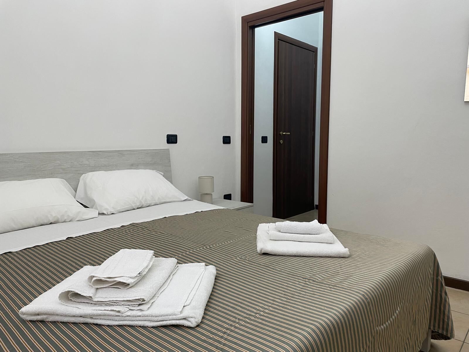 1 camera, ferro/asse da stiro, lenzuola