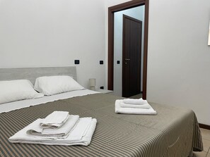 1 camera, ferro/asse da stiro, lenzuola