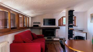 Smart TV, fireplace
