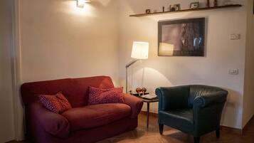 Fernseher, Kamin, Stereoanlage