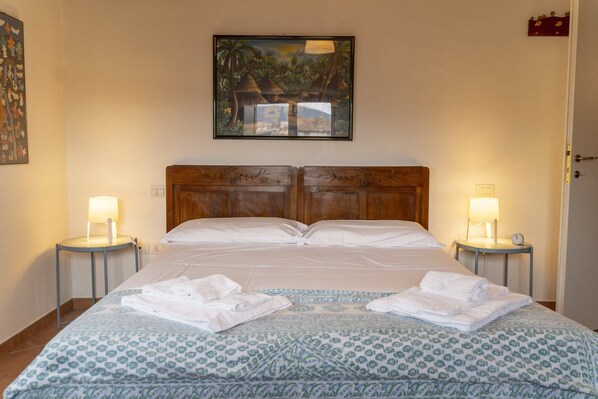 1 bedroom, bed sheets