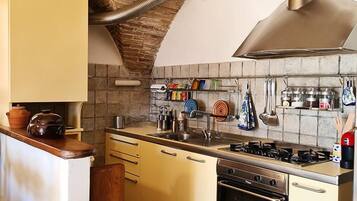 Kühlschrank, Ofen, Herdplatte, Wasserkocher mit Kaffee-/Teezubehör