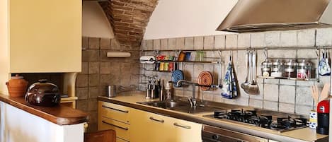 Réfrigérateur, four, plaque de cuisson, cafetiÚre/bouilloire