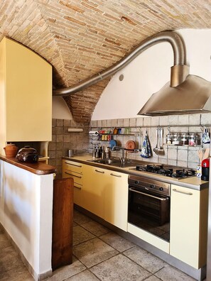 Refrigerador, horno, placa de cocina, cafetera/tetera