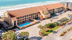 Un hôtel doté d’une piscine, d’un parking et offrant une vue sur la plage.