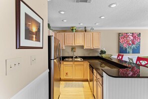 Dishwasher, dining tables - Coral Reef Club 20 - Gulf Front, Destin, Community Pool! (Destin)