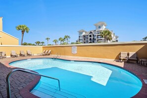 A heated pool - Coral Reef Club 20 - Gulf Front, Destin, Community Pool! (Destin)