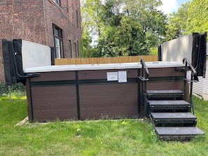 Outdoor spa tub - Buffalo Guesthouse (Buffalo)