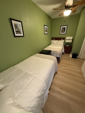 标准双人房或双床房 | 高档床上用品、免费 WiFi、床单